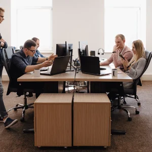 mb trabajando en la oficina